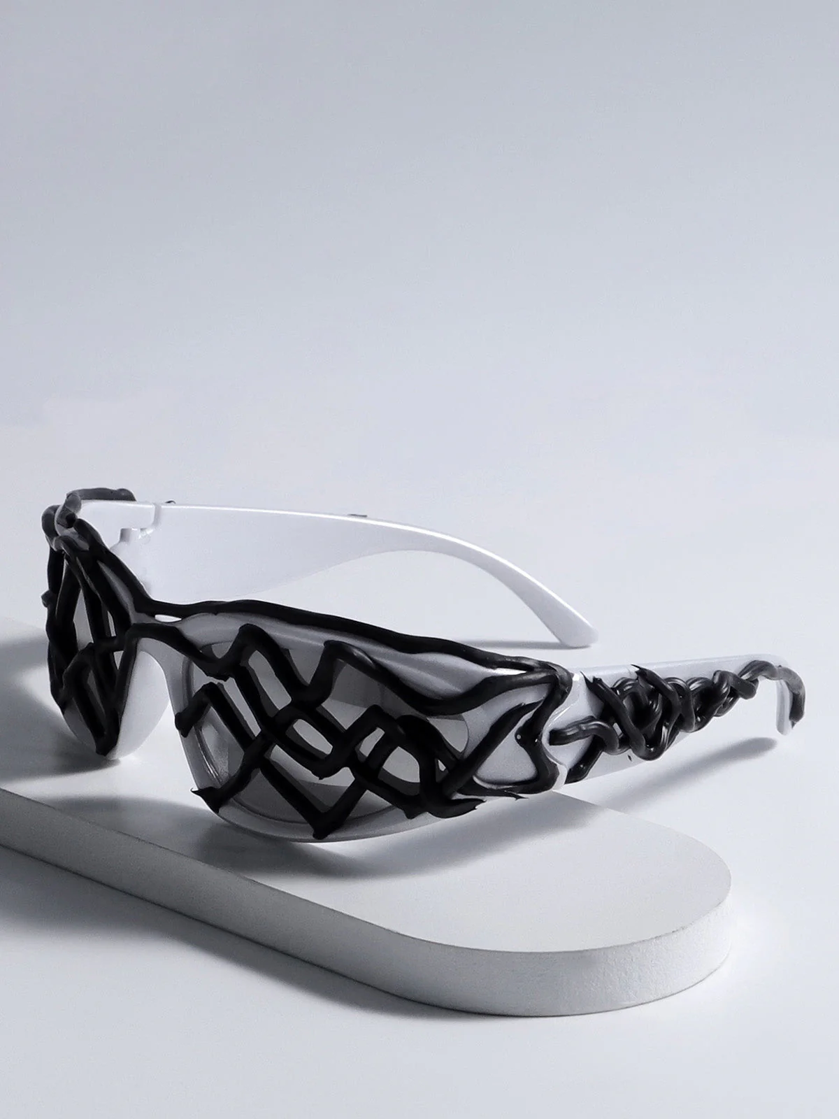 Futuristic Wavy Frame Sunglasses - Image 6