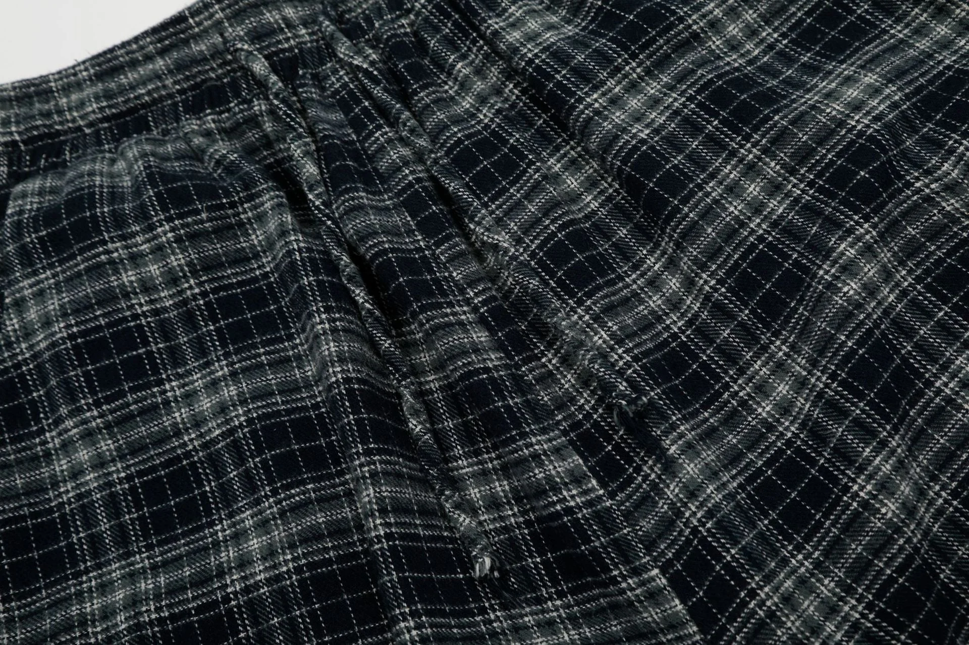 Plaid Linen-Blend Distressed Cargo Cropped Pants - Image 12